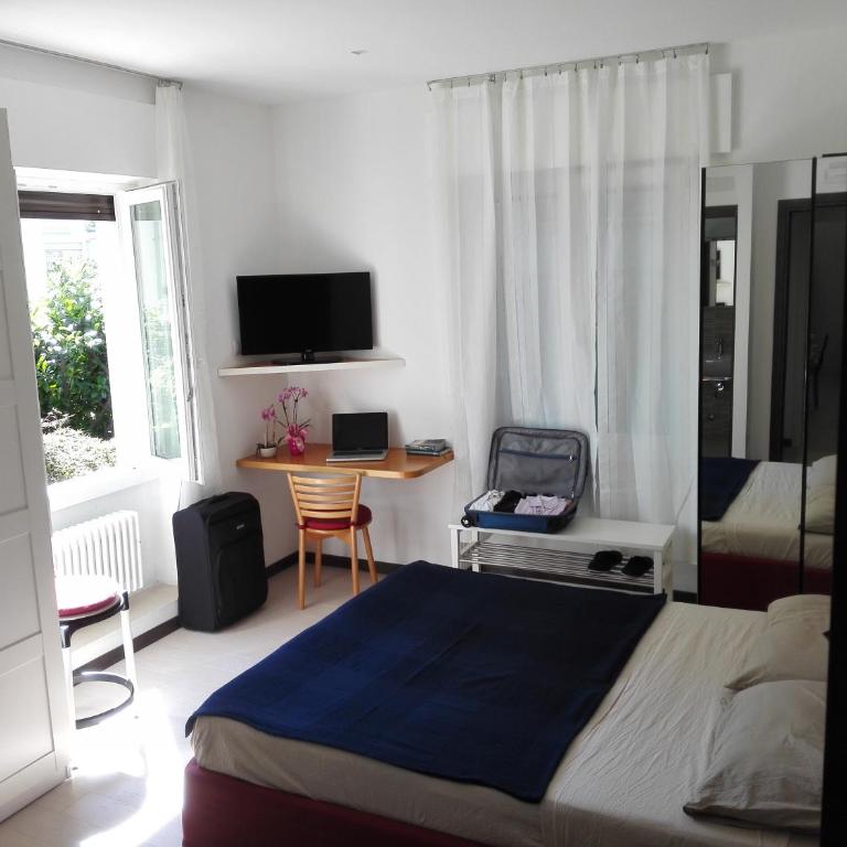 B&B Rosa Blu - Deluxe Double Room with Shower - 2