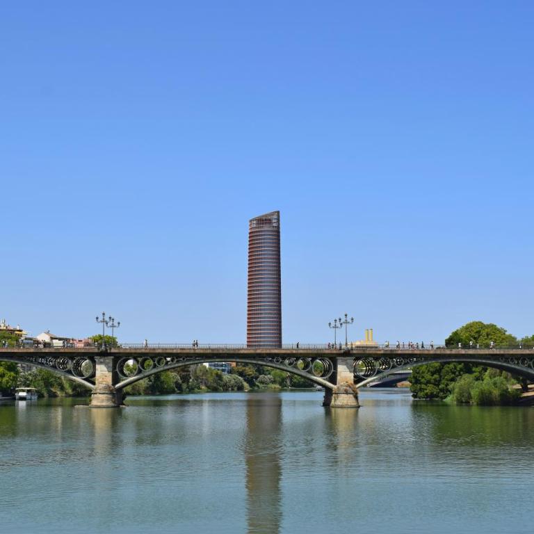 Junto al río, Catedral a 15 min Entrada independiente, accesible y fresco - Appartamento con 3 Camere da Letto - 30