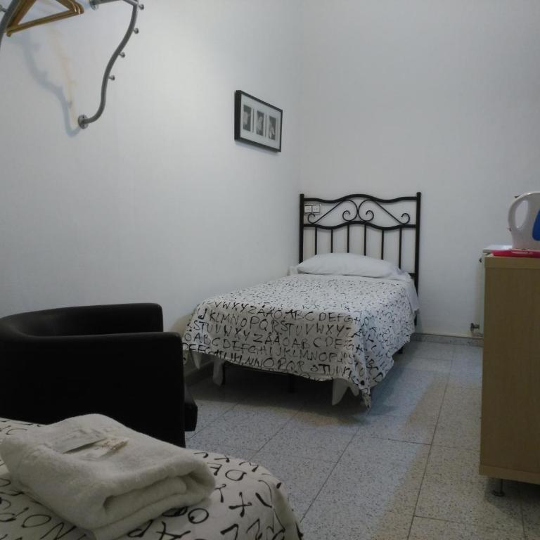 Hostal River - Double or Twin Room with Shared Bathroom - 14