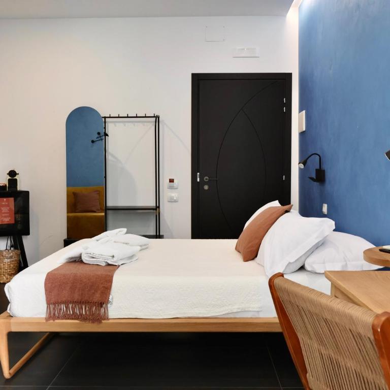 TAGA Rooms - Deluxe Double Room with Balcony - 10