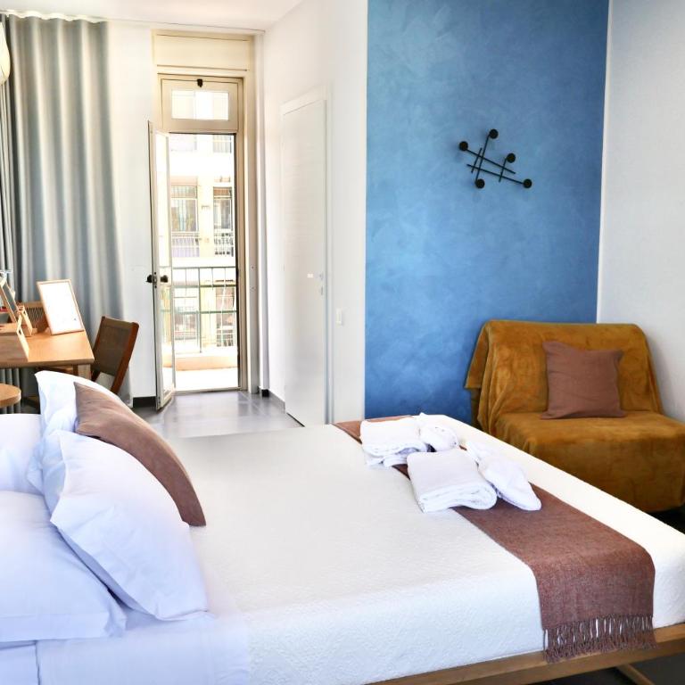 TAGA Rooms - Deluxe Double Room with Balcony - 9