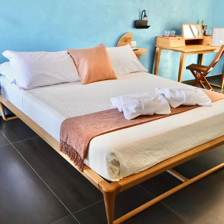 TAGA Rooms - Deluxe Double Room with Balcony - 5