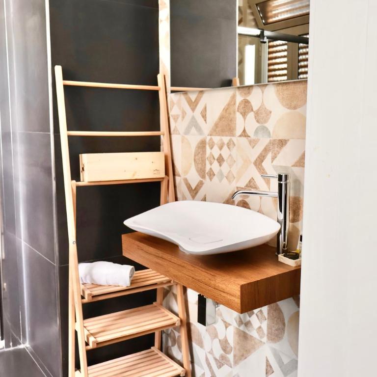 TAGA Rooms - Deluxe Double Room with Balcony - 11