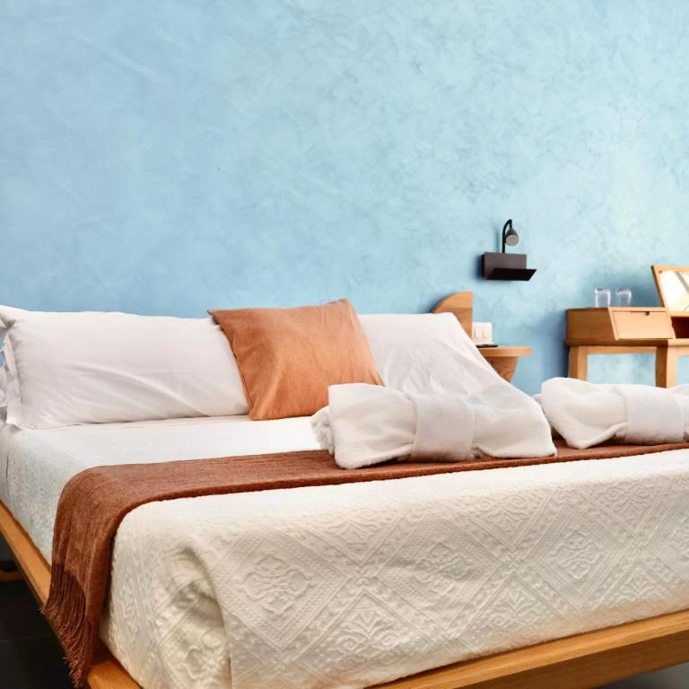 TAGA Rooms - Deluxe Double Room with Balcony - 12