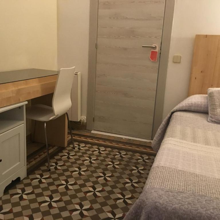 Hostal Eixample - Standard Single Room with Private Bathroom - 8