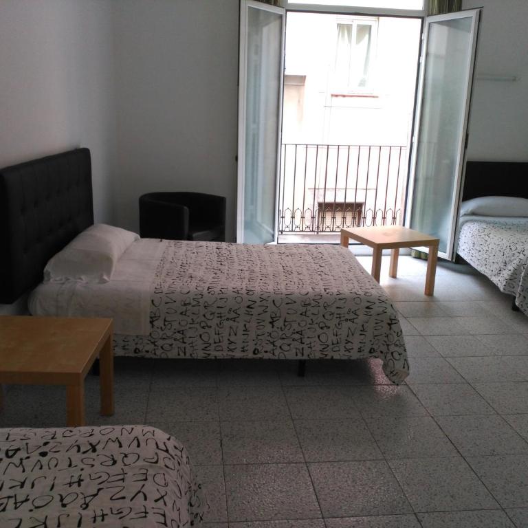 Hostal River - Triple Room with Shared Bathroom - 10