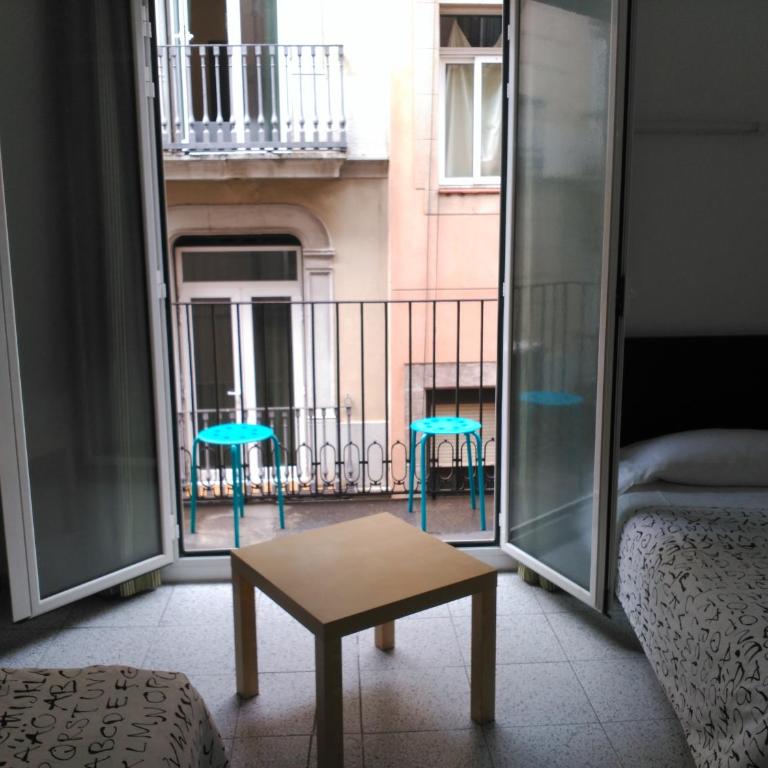 Hostal River - Triple Room with Shared Bathroom - 8
