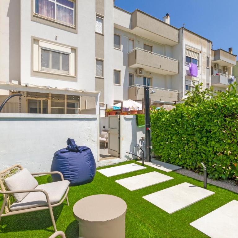 GuestHost - Spacious Flat with Patio and Garden - Two-Bedroom Apartment - 3