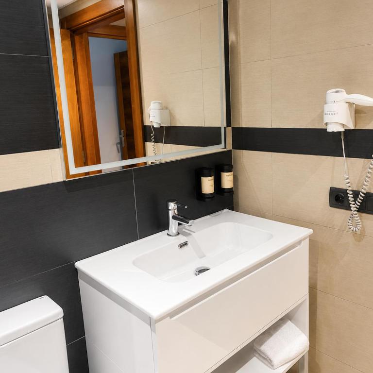 Hotel Apartamentos San Fermín Pamplona - Twin Room - 26