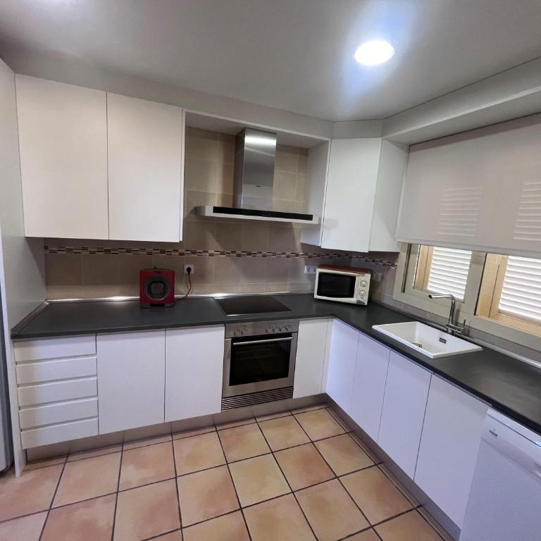 Pereta - Three-Bedroom House - 9