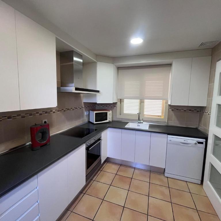 Pereta - Three-Bedroom House - 10