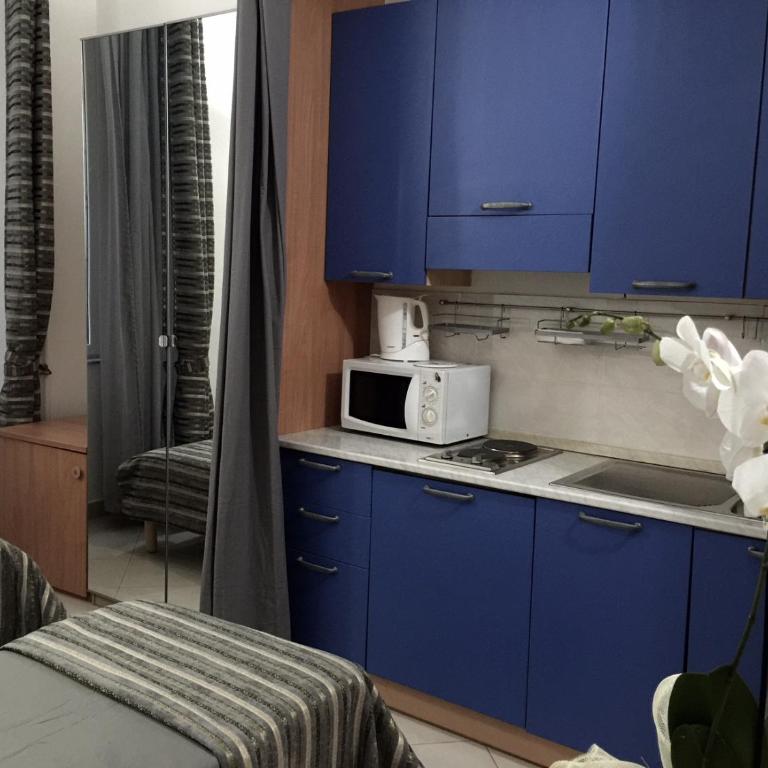 1A Grace House - Queen Studio with Kitchen - 2