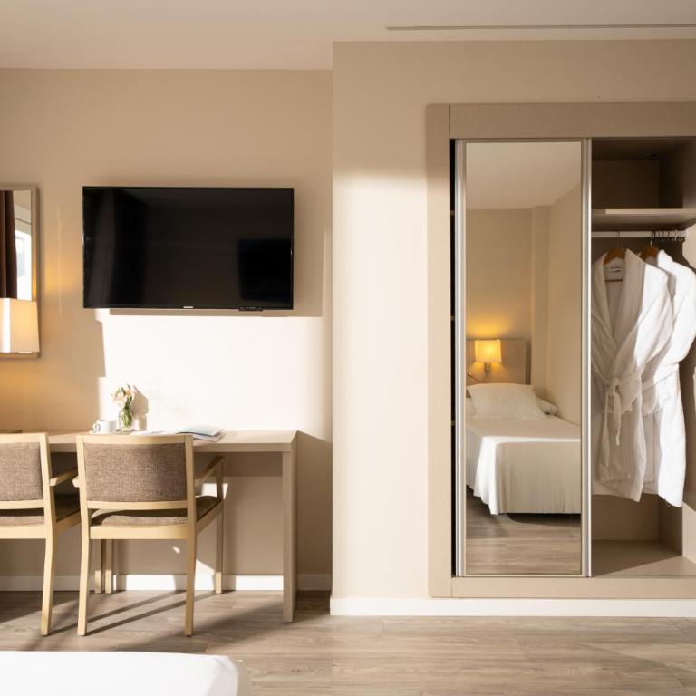 Helios Benidorm - Habitación Doble (2 adultos + 1 niño) - 1 o 2 camas - 2
