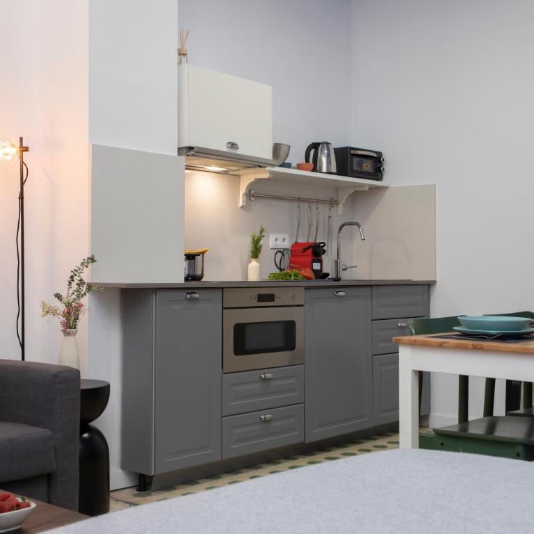 SingularStays Ca Iconic - Deluxe One-Bedroom Apartment - 8