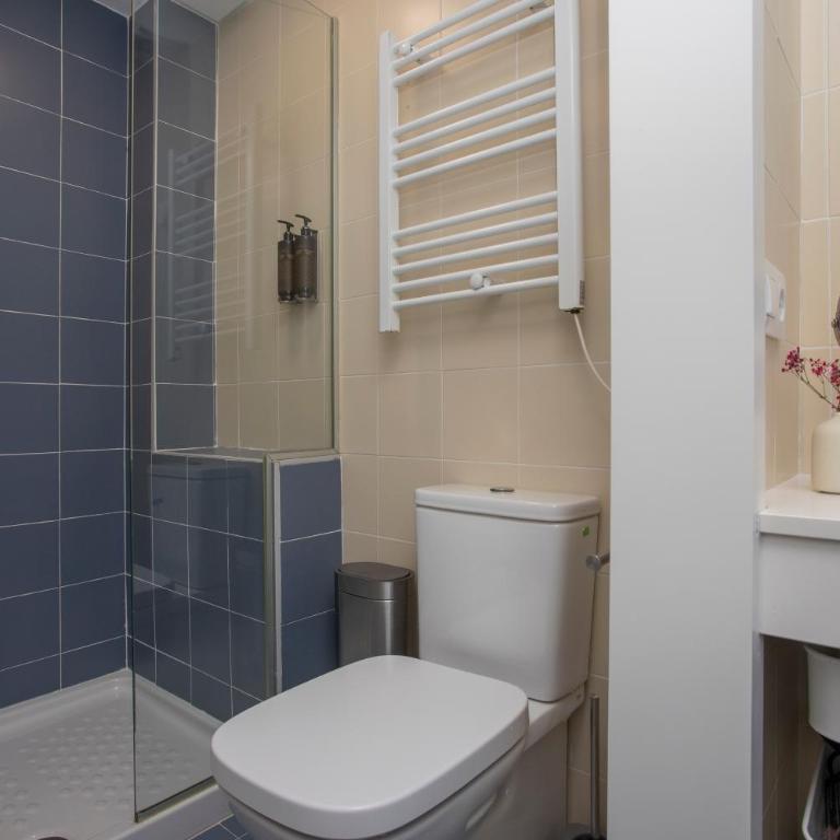 SingularStays Ca Iconic - Deluxe One-Bedroom Apartment - 15