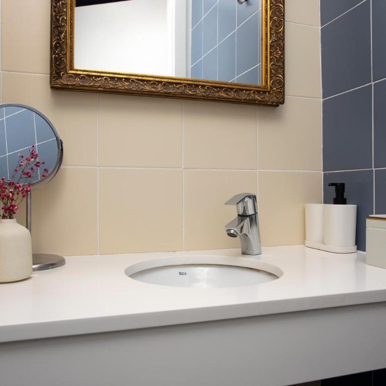 SingularStays Ca Iconic - Deluxe One-Bedroom Apartment - 16