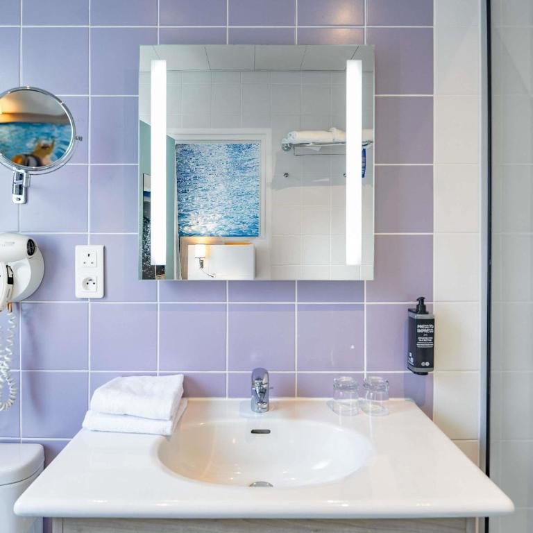 ibis Styles Calais Centre - Suite avec Lit Double et Canapé-Lit - 4