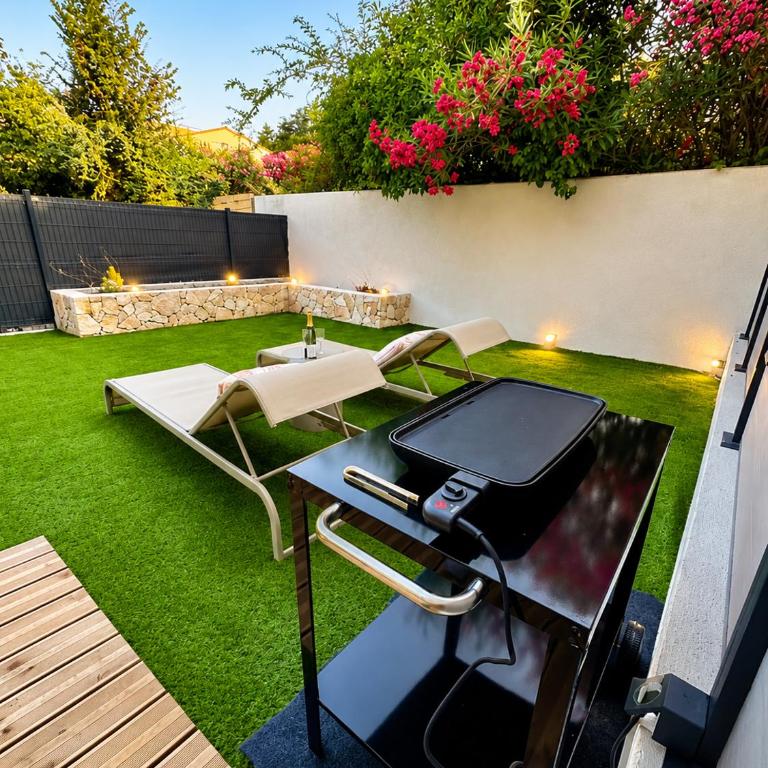 Stylish Garden Escape- Jacuzzi, BBQ, Projector & Exclusive Parking - Apartment mit 1 Schlafzimmer - 16