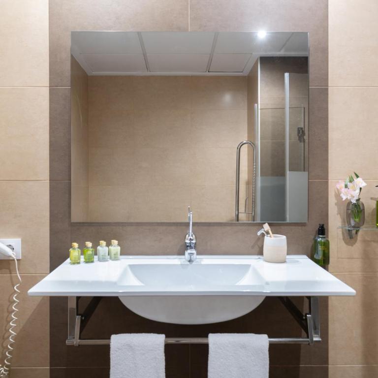 Helios Benidorm - Habitación Doble adaptada para personas con discapacidad - 2 camas - 5