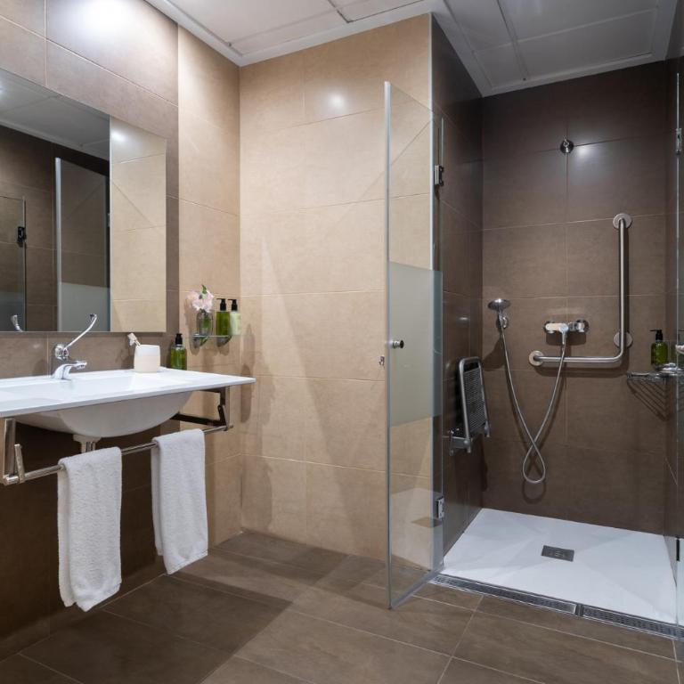 Helios Benidorm - Habitación Doble adaptada para personas con discapacidad - 2 camas - 6