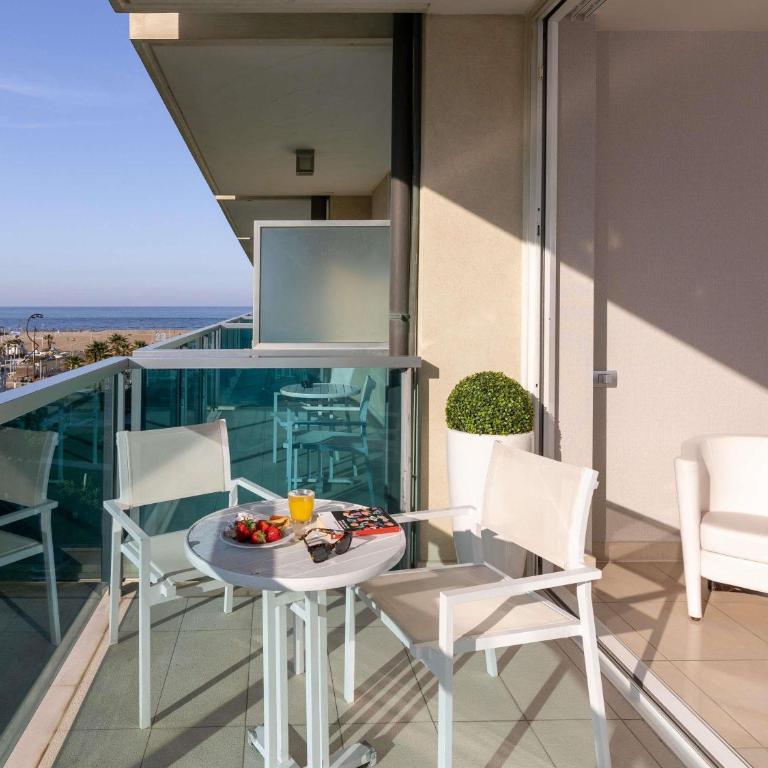 Mercure Hotel Rimini Artis - Superior Double Room with Sofa Bed and Balcony with Side Sea View - 4