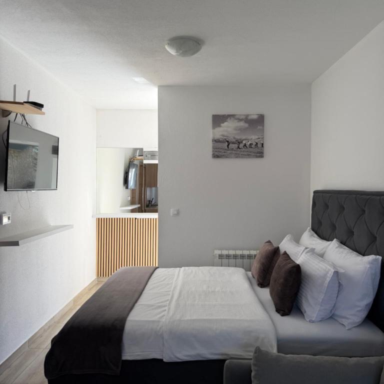 Lux Studio Apartments - Family Studio - 12