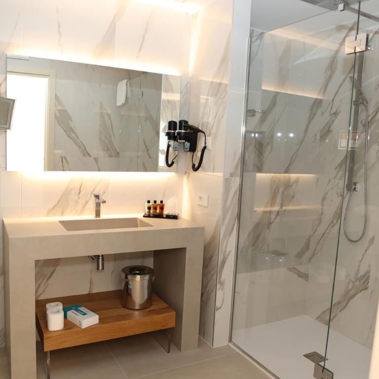 Villa Helena - Deluxe Double or Twin Room with Terrace and External Spa Bath - 7
