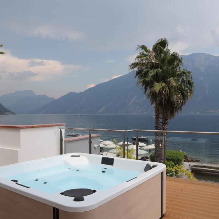 Villa Helena - Deluxe Double or Twin Room with Terrace and External Spa Bath - 29