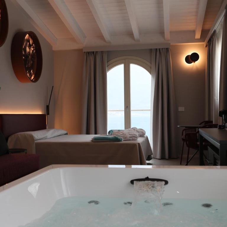 Villa Helena - Deluxe Double or Twin Room with Balcony and Internal Spa Bath - 3