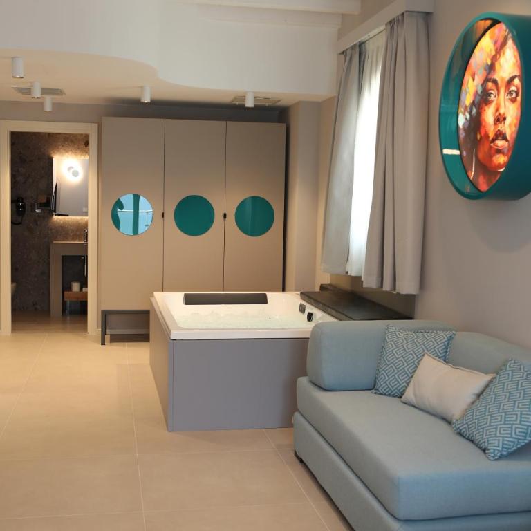 Villa Helena - Deluxe Double or Twin Room with Balcony and Internal Spa Bath - 16