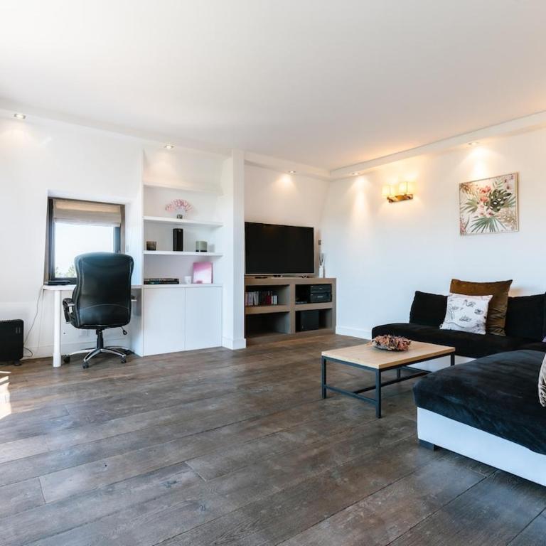 Le Belvédère - Penthouse with sea & country views - Three-Bedroom Apartment - 6
