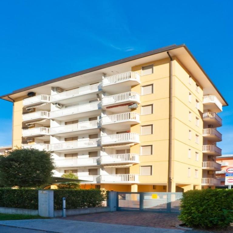 Spacious apartment with side sea view - Apartment - 1