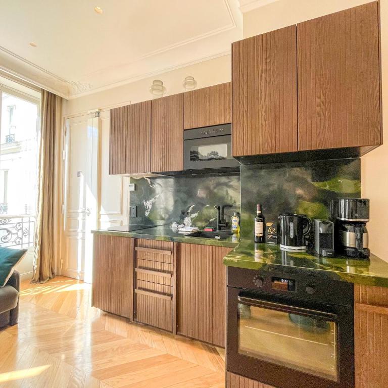 UrbanFlat 141 - Grand Appartement Champs-Elysees Ponthieu - Appartement - 32