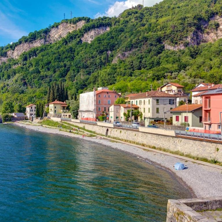 Design e Vista Lago Beachfront Oasis with AC e WiFi - Appartamento con 2 Camere da Letto - 4