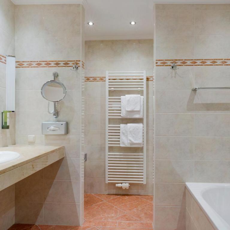 Hotel Salzburger Hof - Standard Familienzimmer (2 Erwachsene & 2 Kinder) - 4