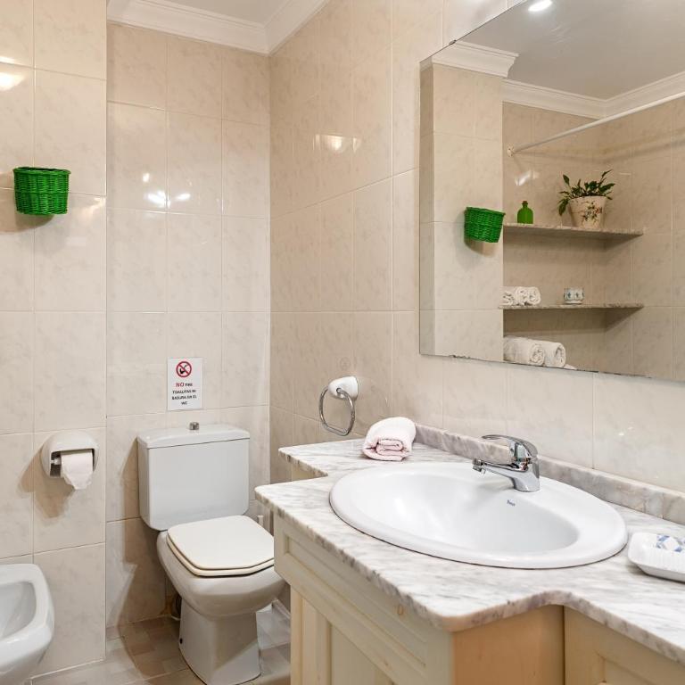 Federico 1 - Three-Bedroom Premium Apartment with Balcony - 11