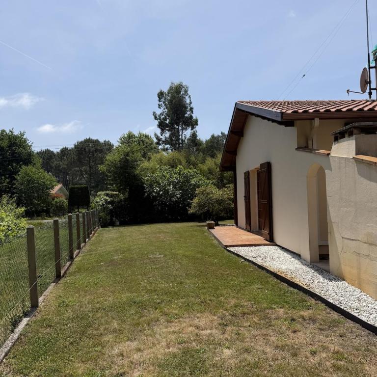 La Maison des Châtaigniers 3 chambres , terrasse , jardin à 5 min des lacs - Haus mit 3 Schlafzimmern - 10