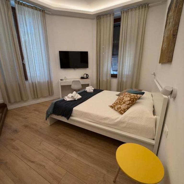 September's Suites - Deluxe Double Room with Bath - 4