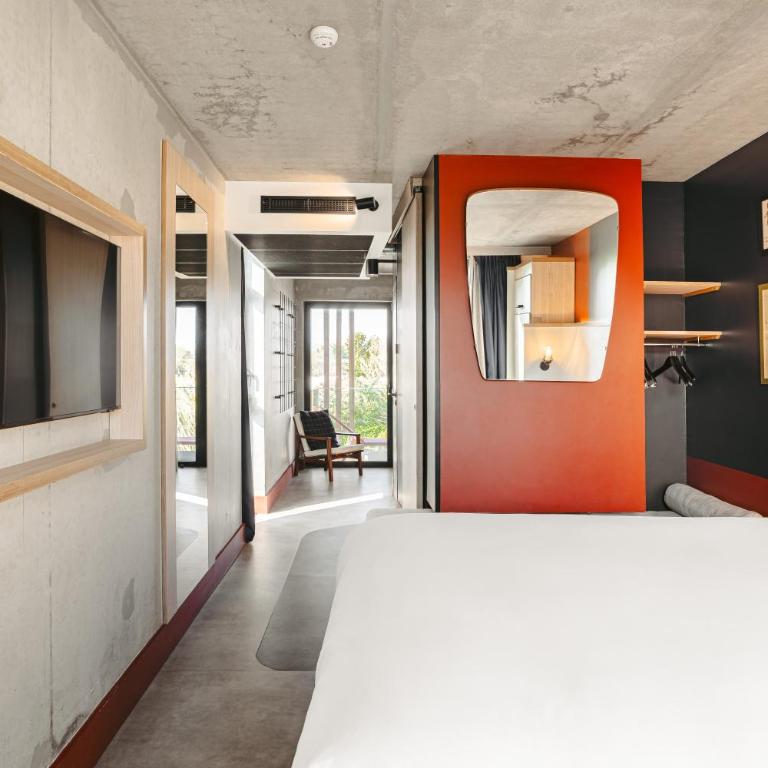 ibis Styles La Rochelle Centre Gare - Superior Room with One Double Bed and Two Single Beds and Balcony - 8