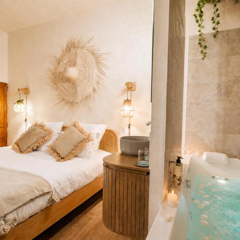 La Cour Secrète - Suite Bali - Escapade balinaise romantique - Balnéo privée - Spacieuse et tamisée - cœur de ville Carpentras - Appartement 1 Chambre avec Baignoire Spa - 1