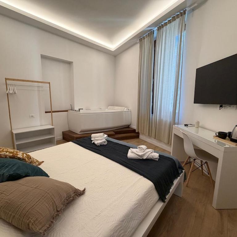 September's Suites - Deluxe Double Room with Bath - 12