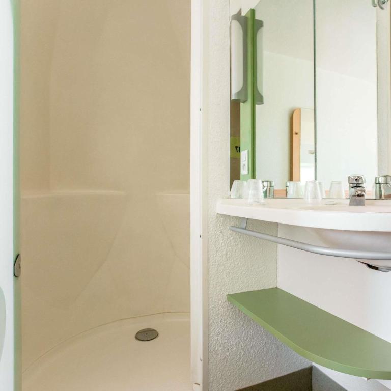 ibis Budget Pau Est - Chambre Triple avec 1 Lit Double et 1 Lit Superposé - 4