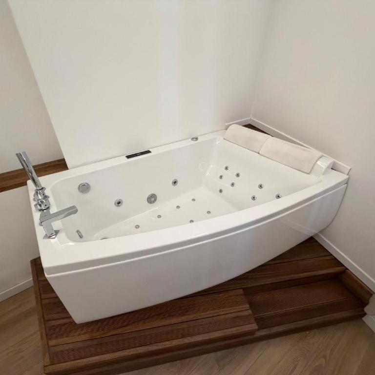 September's Suites - Deluxe Double Room with Bath - 6