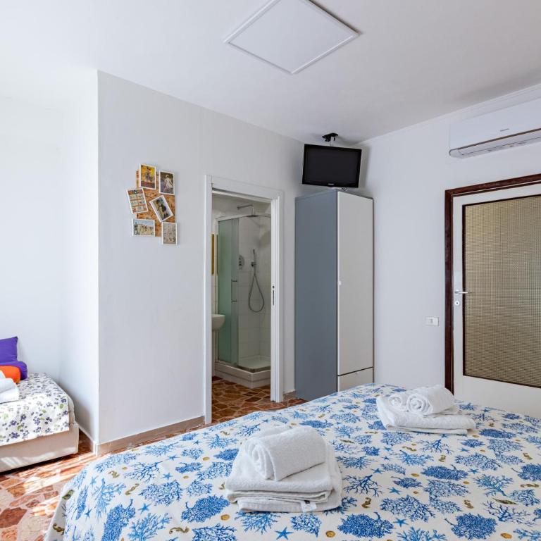 da Paola - Group Getaway - Bright Flat with Balcony WiFi & AC - Private internal Parking for motorbikes and bikes - Appartamento con 3 Camere da Letto - 1