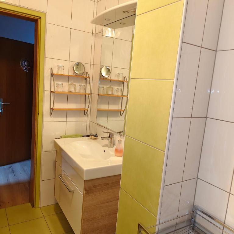 Blumenpension Strauss - Ferienwohnungen - Studio mit Balkon - 11