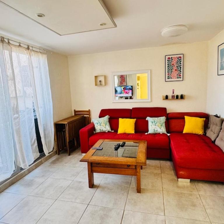 Grand appartement avec terrasse à 50m de la plage - Three-Bedroom Apartment - 2