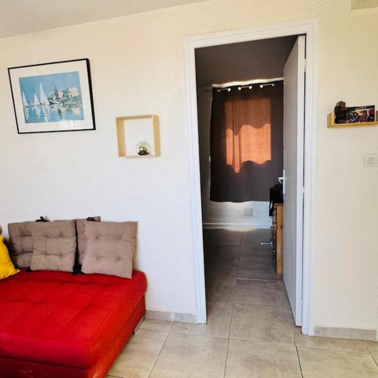 Grand appartement avec terrasse à 50m de la plage - Three-Bedroom Apartment - 11