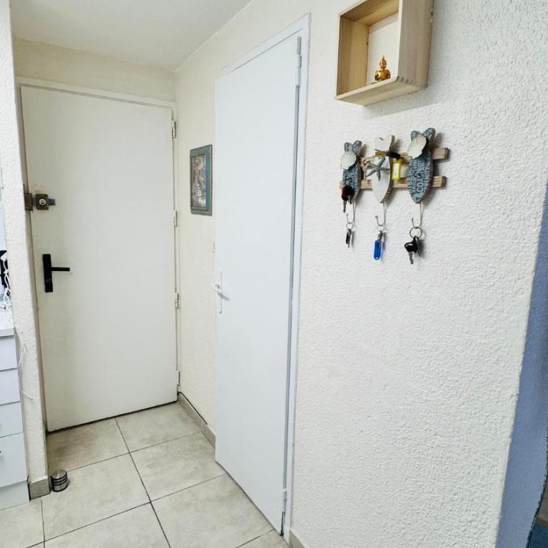 Grand appartement avec terrasse à 50m de la plage - Three-Bedroom Apartment - 9
