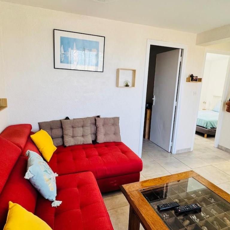 Grand appartement avec terrasse à 50m de la plage - Three-Bedroom Apartment - 10
