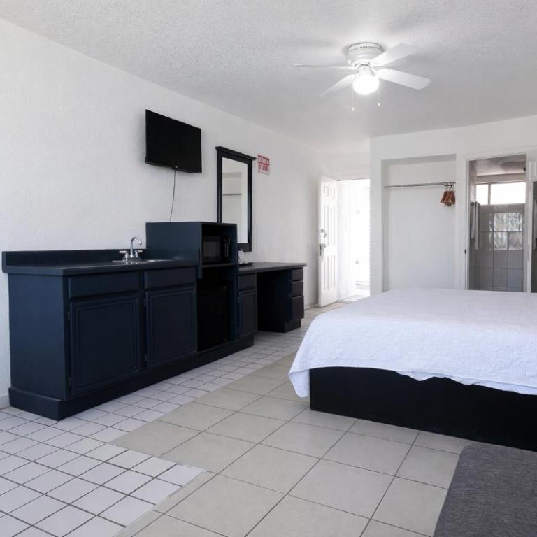 Playa Inn Rocky Point - King Suite - 4